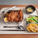 鷄モモ弁当【醬烤雞腿】+ドリンクセット【來一杯】套餐Fried chicken leg(BBQ sauce) lunch box+drink（ホージャー 好呷台湾屋台 HOJYA.TAIWAN）