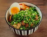 ねぎガバッ！！炙りチャーシュー焼豚丼のネギたっぷり！！（焼豚ヒーロー劇場 千川店 美味い炙りチャーシュー丼）
