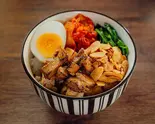 フライドガーリック炙りチャーシュー焼豚丼（焼豚ヒーロー劇場 千川店 美味い炙りチャーシュー丼）