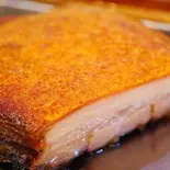 香港風皮付き豚バラ肉のパリパリ焼き/脆皮烤肉（江記 香港料理 打邊炉）