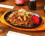 豚、いか焼きそば Pork ＆ Squid Yakisoba（お好み焼きでめきん Okonomiyaki Demekin）