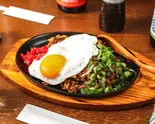 辛そばめし ～目玉やきのせ～ Spicy Yakisoba with Rice ~Fried Egg Topping~（お好み焼きでめきん Okonomiyaki Demekin）