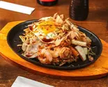 モダン焼き Modern Yakisoba（お好み焼きでめきん Okonomiyaki Demekin）