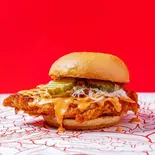 【AMERICAN 】ハングリィスパイシーチキンーバーガー HANGRY SPICY CHICKEN BURGER（ハングリィジョーズTOKYO(池袋)）