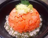 ガッツリサーモン丼約1kg（唐揚げ・とんかつ・ハンバーグ・海鮮のガッツリ丼！ でか盛りご用達一二三亭）