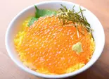ガッツリイクラ丼約800g（唐揚げ・とんかつ・ハンバーグ・海鮮のガッツリ丼！ でか盛りご用達一二三亭）