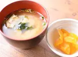 身も心も温まるお味噌汁（唐揚げ・とんかつ・ハンバーグ・海鮮のガッツリ丼！ でか盛りご用達一二三亭）
