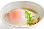 丼をまろやかにする温泉玉子（唐揚げ・とんかつ・ハンバーグ・海鮮のガッツリ丼！ でか盛りご用達一二三亭）