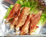 鶏の手羽焼 Grilled Chicken Wings（鉄板焼くるみ）