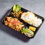 チキンガパオライス+パッタイ・セット（【タイ料理】マラコー MARAKO THAI FOOD）