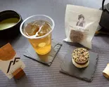 【ICE】特上ほうじ茶+お好きなスイーツ1個 Specialty Roasted Green Tea + 1 Dessert of Choice（CHASHITSU time）