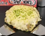豚チーズ玉 Pork and Cheese Okonomiyaki（鉄板焼お好み焼き 楽味）