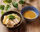 ボリュームたっぷり豚骨魚介チャーシューつけ麺ガッツリ「さばニンニク付き」（めん処夢ノ弥）