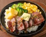 炭火焼ステーキオーバーライス100g～(選べるソース)（炭火焼居酒屋とりきち）