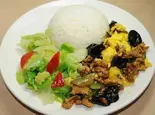 豚肉ときくらげ、玉子炒め乗せ丼(木須肉盖飯)（金福楼）