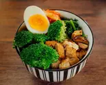 ヘルシー志向の方にはブロッコリーと炙りチャーシュー焼豚丼(焼豚ヒーロー劇場 炙りチャーシュー丼 目白店)