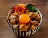 新登場!月見☆炙りチャーシュー焼豚丼(焼豚ヒーロー劇場 炙りチャーシュー丼 目白店)