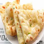 ハニーチーズガーリックナン Honey Cheese Garlic Naan(みんなのカレーハウス)