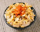 当店人気 No.1キムチーズガリバタ焼鳥丼(お肉200g)（とりあえず ーJuicy Chicken Bowlー メガ焼鳥丼 川崎店）