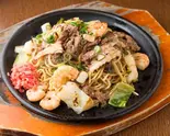 さっぱり！！海鮮塩焼きそば(*画像は牛すじトッピングとなります) Light Taste！！ Salt Flavor Fried Noodles（お好み焼き＆鉄板焼き おかん Okonomiyaki ＆ Teppanyaki Okan）