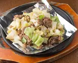 牛すじとキャベツの塩炒め Stir-fried Beef Tendon and Cabbage（お好み焼き＆鉄板焼き おかん Okonomiyaki ＆ Teppanyaki Okan）