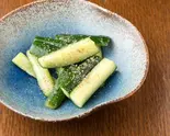 絶品！！ごま塩きゅうり Smashed Cucumbers with Sesame and Salt（お好み焼き＆鉄板焼き おかん Okonomiyaki ＆ Teppanyaki Okan）