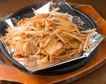 豚キムチ炒め Pork and Kimchi Stir-fry（お好み焼き＆鉄板焼き おかん Okonomiyaki ＆ Teppanyaki Okan）