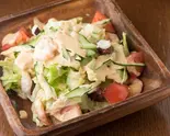 おかんが作った特製サラダ Okan Special Salad（お好み焼き＆鉄板焼き おかん Okonomiyaki ＆ Teppanyaki Okan）