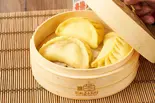 とうもろこし粉いり酢漬け白菜と肉中華まん、1個(玉米面猪肉酸菜包)（胡桃李小籠館東口店）