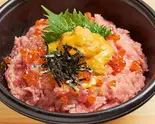 【当店人気No.2！】 いくらウニ乗せ ネギトロ丼（鮨 月のね 心斎橋本店）
