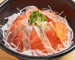 サーモン丼（鮨 月のね 心斎橋本店）