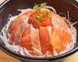 サーモンといくらの親子丼（鮨 月のね 心斎橋本店）