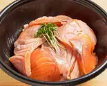 生サーモンと炙りサーモン丼（鮨 月のね 心斎橋本店）