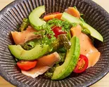 サーモンアボカド丼（鮨 月のね 心斎橋本店）