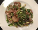 豚頭肉とニンニクの葉辛み炒め(中華小皿料理 美食苑)