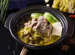 酸菜生滚嫩牛肉米线+溏心炸蛋+可口可乐(柔らかい牛肉と漬け野菜のスープ米線+目玉焼き+コカ・コーラ)（天府李米線 TINA'S NOODLE KITCHEN）