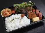 厚切り牛ハラミと牛カルビ焼肉にんにくダレ弁当 Grilled Beef Skirt Steak and Beef Ribs(焼焼きんぐ)