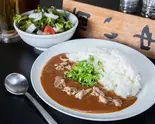 牛焼肉ねぎカレー丼とおまかせサラダセット Beef Sinew and Spring Onion Curry(焼焼きんぐ)