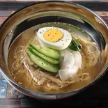【当店人気No.3】自家製スープが自慢!韓国本場の冷麵(韓国料理オイソ)