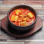 【一品料理人気No.1】韓国本場の豚キムチチゲ(サムギョプサル使用) ※ご飯別売(韓国料理オイソ)