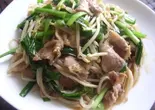 もやしとニラの肉炒め（居酒屋えるふ）
