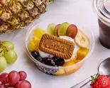 季節のフルーツとグリークヨーグルト（【濃厚グリークヨーグルト＆アサイーボウル】空桜(そら)の家 [Greek Yogurt ＆ Acai bowl] Sora's House）