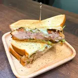 BIGバジルチキンのチーズサンド（ホットサンドカフェ代官山）
