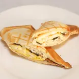 【ハーフサイズ】トリュフ風味のチキンエッグサンド（ホットサンドカフェ代官山）