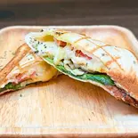 【ハーフサイズ】バジルチキンのチーズサンド（ホットサンドカフェ代官山）