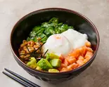 【当店女性人気NO.1】アボカドネバとろサーモン丼（自然派ネバとろばくだん食堂 曙店）