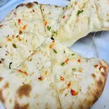 【大人気】ガーリックチーズナン Garlic Cheese Naan（ナマステキッチン溝口店）