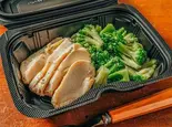 たんぱく質35.1g】低温調理した鶏むね肉とブロッコリー(鶏むね100g)（ナマステキッチン溝口店）