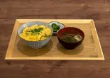 卵とじ丼(味噌汁・小鉢付き)（たまごダイニング 卵と玉子）