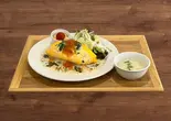 いくらのせほうれん草サーモンクリームオムライス(スープ・サラダ付き)（たまごダイニング 卵と玉子）